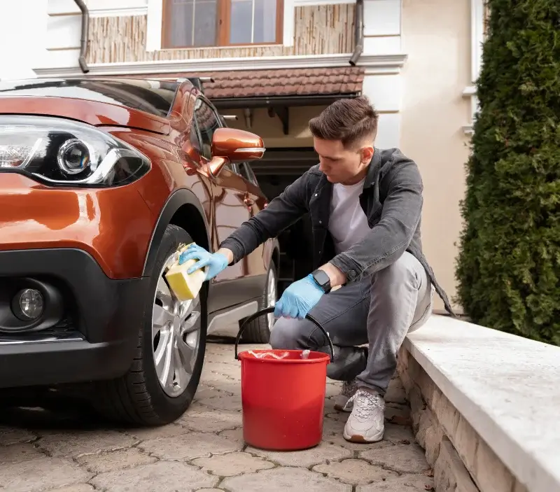 Lavage auto à domicile Lussac : professionnel intervenant sur un véhicule